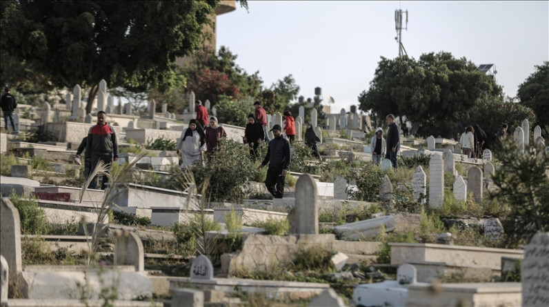 غزة.. الفلسطينيون يزورون المقابر بأول أيام عيد الفطر